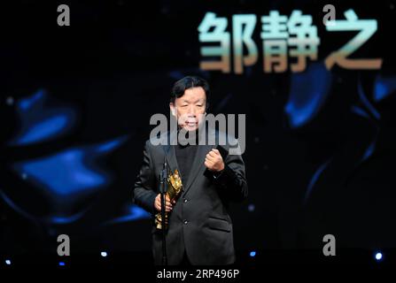 (181031) -- LOS ANGELES, le 31 octobre 2018 -- l'écrivain Zou Jingzhi, lauréat du prix d'excellence, reçoit le trophée lors de la cérémonie de remise des prix du 14e Festival du film sino-américain (CAFF) à Los Angeles, aux États-Unis, le 30 octobre 2018. Le 14e Festival du film sino-américain (CAFF) a débuté mardi au Ricardo Montalban Theater à Hollywood, dans la ville américaine de Los Angeles. )(rh) U.S.-LOS ANGELES-CAFF LixYing PUBLICATIONxNOTxINxCHN Banque D'Images