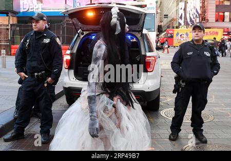 (181031) -- NEW YORK, 31 octobre 2018 -- des policiers montent la garde à Times Square à New York, aux États-Unis, le 31 octobre 2018. New York City a renforcé la sécurité pour la parade annuelle d'Halloween mercredi, un an après que la fête ait été marquée par un camion terroriste qui a coûté la vie à huit personnes et blessé une douzaine dans le Lower Manhattan.) U.S.-NEW YORK-HALLOWEEN-SECURITY LixRui PUBLICATIONxNOTxINxCHN Banque D'Images