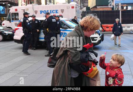 (181031) -- NEW YORK, 31 octobre 2018 -- des policiers montent la garde à Times Square à New York, aux États-Unis, le 31 octobre 2018. New York City a renforcé la sécurité pour la parade annuelle d'Halloween mercredi, un an après que la fête ait été marquée par un camion terroriste qui a coûté la vie à huit personnes et blessé une douzaine dans le Lower Manhattan.) U.S.-NEW YORK-HALLOWEEN-SECURITY LixRui PUBLICATIONxNOTxINxCHN Banque D'Images