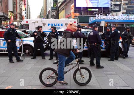 (181031) -- NEW YORK, 31 octobre 2018 -- des policiers montent la garde à Times Square à New York, aux États-Unis, le 31 octobre 2018. New York City a renforcé la sécurité pour la parade annuelle d'Halloween mercredi, un an après que la fête ait été marquée par un camion terroriste qui a coûté la vie à huit personnes et blessé une douzaine dans le Lower Manhattan.) U.S.-NEW YORK-HALLOWEEN-SECURITY LixRui PUBLICATIONxNOTxINxCHN Banque D'Images