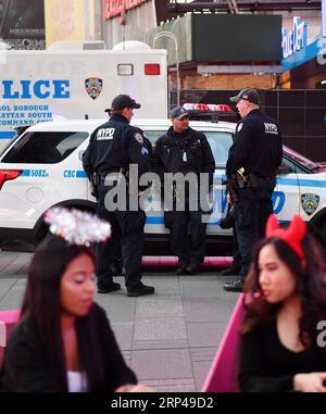 (181031) -- NEW YORK, 31 octobre 2018 -- des policiers montent la garde à Times Square à New York, aux États-Unis, le 31 octobre 2018. New York City a renforcé la sécurité pour la parade annuelle d'Halloween mercredi, un an après que la fête ait été marquée par un camion terroriste qui a coûté la vie à huit personnes et blessé une douzaine dans le Lower Manhattan.) U.S.-NEW YORK-HALLOWEEN-SECURITY LixRui PUBLICATIONxNOTxINxCHN Banque D'Images