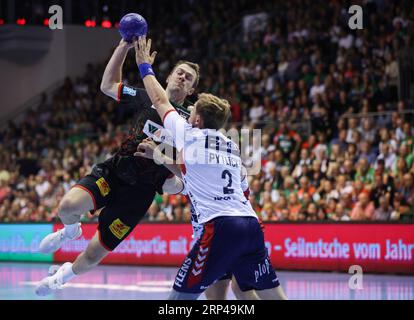 Magdeburg, Allemagne. 03 septembre 2023. Handball : Bundesliga, SC Magdeburg - SG Flensburg-Handewitt, Journée 2, GETEC Arena. Felix Claar (l) de Magdeburg joue contre Simon Pytlick de Flensburg. Crédit : Ronny Hartmann/dpa/Alamy Live News Banque D'Images