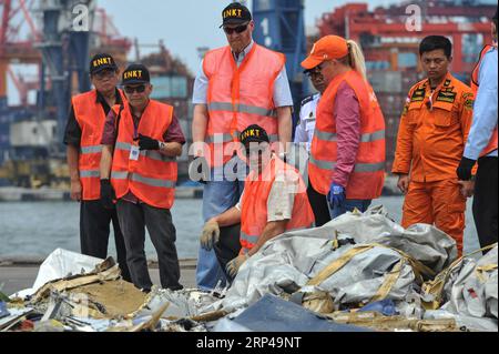 (181101) -- JAKARTA, 1 novembre 2018 -- les représentants du National Transportation Safety Board (NTSB) des États-Unis et du National Transportation Safety Committee (KNKT) de l Indonésie vérifient les débris du Lion Air JT 610 écrasé lors de leur enquête sur l accident d avion survenu au port de Tanjung Priok, Jakarta, Indonésie, le 1 novembre 2018. Le Comité national de la sécurité des transports (KNKT) de l Indonésie a tenu une réunion à huis clos avec des représentants du fabricant d avions écrasé, Boeing, et des responsables du National Transportation Safety Board (NTSB) des États-Unis à propos de l écrasement du Boeing 737 de Lion Air Banque D'Images