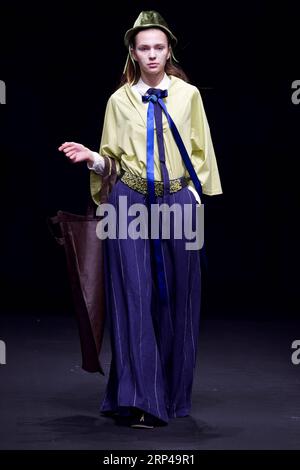 (181101) -- BEIJING, 1 novembre 2018 -- Un mannequin présente une création pour la marque chinoise A Life on the Left lors de la China Fashion week qui s'est tenue à Beijing, capitale de la Chine, le 1 novembre 2018.) (Hxy) CHINA-BEIJING-FASHION WEEK (CN) LiuxJinhai PUBLICATIONxNOTxINxCHN Banque D'Images