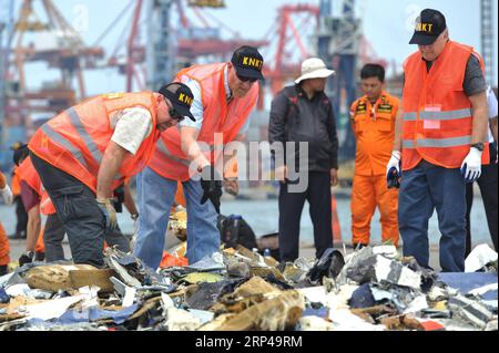 (181101) -- JAKARTA, 1 novembre 2018 -- les représentants du National Transportation Safety Board (NTSB) des États-Unis et du National Transportation Safety Committee (KNKT) de l Indonésie vérifient les débris du Lion Air JT 610 écrasé lors de leur enquête sur l accident d avion survenu au port de Tanjung Priok, Jakarta, Indonésie, le 1 novembre 2018. Le Comité national de la sécurité des transports (KNKT) de l Indonésie a tenu une réunion à huis clos avec des représentants du fabricant d avions écrasé, Boeing, et des responsables du National Transportation Safety Board (NTSB) des États-Unis à propos de l écrasement du Boeing 737 de Lion Air Banque D'Images