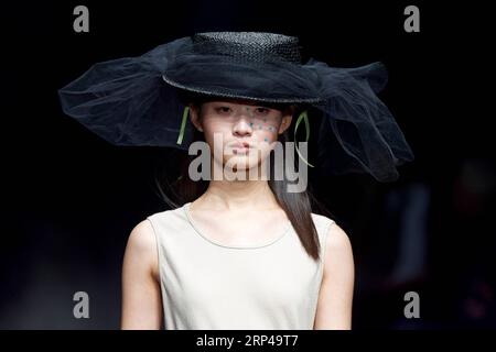 (181101) -- BEIJING, 1 novembre 2018 -- Un mannequin présente une création pour la marque chinoise A Life on the Left lors de la China Fashion week qui s'est tenue à Beijing, capitale de la Chine, le 1 novembre 2018.) (Hxy) CHINA-BEIJING-FASHION WEEK (CN) LiuxJinhai PUBLICATIONxNOTxINxCHN Banque D'Images