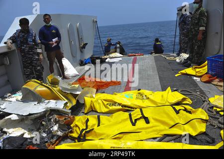 (181101) -- JAKARTA, 1 novembre 2018 -- la prise de photo du 1 novembre 2018 montre des sacs corporels de victimes du JT610 Lion Air gisant sur un engin de débarquement à Tanjung Pakis au large de Karawang, province de Java occidental, Indonésie. Une boîte noire d'avion Lion Air qui est tombé dans les eaux au large de la province ouest de Java en Indonésie lundi a été récupérée par un plongeur jeudi, a déclaré un haut fonctionnaire du ministère des Transports. (lrz) INDONESIA-JAKARTA-LION AIR-JT 610-CRASH Zulkarnain PUBLICATIONxNOTxINxCHN Banque D'Images