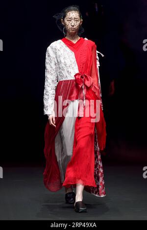 (181101) -- BEIJING, 1 novembre 2018 -- Un mannequin présente une création pour la marque chinoise A Life on the Left lors de la China Fashion week qui s'est tenue à Beijing, capitale de la Chine, le 1 novembre 2018.) (Hxy) CHINA-BEIJING-FASHION WEEK (CN) LiuxJinhai PUBLICATIONxNOTxINxCHN Banque D'Images