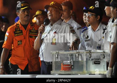 (181101) -- JAKARTA, 1 novembre 2018 -- Soerjanto Tjahjono (C), chef du Comité national indonésien de la sécurité des transports, a prononcé un discours lors d une conférence de presse sur le dossier des données de vol (FDR) du Lion Air JT 610 écrasé au port de Tanjung Priok, Jakarta, Indonésie, le 1 novembre 2018. Une boîte noire d'avion Lion Air qui est tombé dans les eaux au large de la province ouest de Java en Indonésie lundi a été récupérée par un plongeur jeudi, a déclaré un haut fonctionnaire du ministère des Transports. (lrz) INDONESIA-JAKARTA-LION AIR-JT 610-CRASH VerixSanovri PUBLICATIONxNOTxINxCHN Banque D'Images