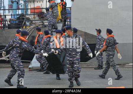 (181101) -- JAKARTA, le 1 novembre 2018 -- des membres de l'équipe conjointe de recherche et sauvetage (SAR) de la Marine indonésienne transportent des débris du Lion Air JT 610 écrasé du navire au port de Tanjung Priok, Jakarta, Indonésie, le 1 novembre 2018.) (lrz) INDONESIA-LION AIR-JT 610-CRASH-RESCUE VerixSanovri PUBLICATIONxNOTxINxCHN Banque D'Images