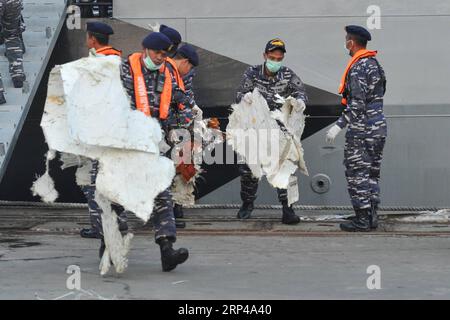 (181101) -- JAKARTA, le 1 novembre 2018 -- des membres de l'équipe conjointe de recherche et sauvetage (SAR) de la Marine indonésienne transportent des débris du Lion Air JT 610 écrasé du navire au port de Tanjung Priok, Jakarta, Indonésie, le 1 novembre 2018.) (lrz) INDONESIA-LION AIR-JT 610-CRASH-RESCUE VerixSanovri PUBLICATIONxNOTxINxCHN Banque D'Images