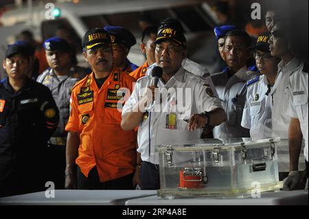 (181101) -- JAKARTA, 1 novembre 2018 -- Soerjanto Tjahjono (C), chef du Comité national indonésien de la sécurité des transports, a prononcé un discours lors d une conférence de presse sur le dossier des données de vol (FDR) du Lion Air JT 610 écrasé au port de Tanjung Priok, Jakarta, Indonésie, le 1 novembre 2018. Une boîte noire d'avion Lion Air qui est tombé dans les eaux au large de la province ouest de Java en Indonésie lundi a été récupérée par un plongeur jeudi, a déclaré un haut fonctionnaire du ministère des Transports. (lrz) INDONESIA-JAKARTA-LION AIR-JT 610-CRASH VerixSanovri PUBLICATIONxNOTxINxCHN Banque D'Images