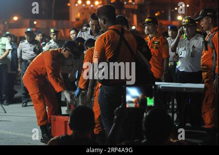 (181101) -- JAKARTA, le 1 novembre 2018 -- les officiers déplacent le dossier des données de vol (FDR) du Lion Air JT 610 écrasé dans la boîte de sécurité après la conférence de presse au port de Tanjung Priok, Jakarta, Indonésie, le 1 novembre 2018. Une boîte noire d'avion Lion Air qui est tombé dans les eaux au large de la province ouest de Java en Indonésie lundi a été récupérée par un plongeur jeudi, a déclaré un haut fonctionnaire du ministère des Transports. (lrz) INDONESIA-JAKARTA-LION AIR-JT 610-CRASH VerixSanovri PUBLICATIONxNOTxINxCHN Banque D'Images