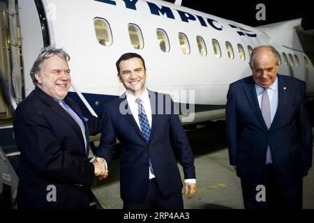 (181101) -- ATHÈNES, le 1 novembre 2018 -- le vice-premier ministre de l'ex-République yougoslave de Macédoine (ARYM) Bujar Osmani (C) serre la main du vice-ministre grec des Affaires étrangères George Katrougalos à l'aéroport international d'Athènes, Athènes, Grèce, le 1 novembre 2018. Le vice-premier ministre grec des Affaires étrangères George Katrougalos et le vice-premier ministre de l'ARYM chargé des Affaires européennes Bujar Osmani ont inauguré jeudi un nouveau vol direct reliant Athènes et Skopje. ) GRÈCE-ATHÈNES-ARYM-SKOPJE-VOL DIRECT-INAUGURATION MARIOSXLOLOS PUBLICATIONXNOTXINXCHN Banque D'Images