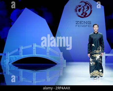 China Fashion week in Pékin - Zeng Fengfei (181102) -- BEIJING, 2 novembre 2018 -- Un mannequin présente une création du designer Zeng Fengfei lors de la China Fashion week qui s'est tenue à Beijing, capitale de la Chine, le 1 novembre 2018.) (Gxn) CHINA-BEIJING-FASHION WEEK (CN) ChenxJianli PUBLICATIONxNOTxINxCHN Banque D'Images