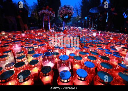 (181101) -- ZAGREB, 1 novembre 2018 -- des bougies sont allumées pour le défunt au cimetière Mirogoj à Zagreb, Croatie, le 1 novembre 2018. Les Croates se sont rassemblés dans des cimetières à travers le pays pour honorer leurs parents décédés, commémorant la Toussaint Day. CROATIE-ZAGREB-ALL SAINTS DAY SanjinxStrukic PUBLICATIONxNOTxINxCHN Banque D'Images