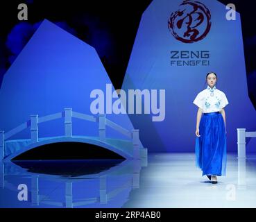 China Fashion week in Pékin - Zeng Fengfei (181102) -- BEIJING, 2 novembre 2018 -- Un mannequin présente une création du designer Zeng Fengfei lors de la China Fashion week qui s'est tenue à Beijing, capitale de la Chine, le 1 novembre 2018.) (Gxn) CHINA-BEIJING-FASHION WEEK (CN) ChenxJianli PUBLICATIONxNOTxINxCHN Banque D'Images