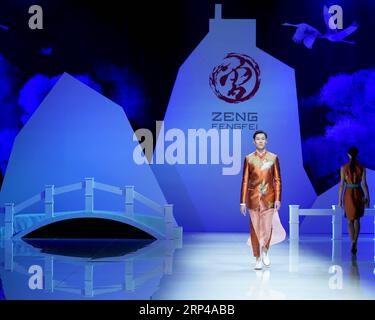 China Fashion week in Pékin - Zeng Fengfei (181102) -- BEIJING, 2 novembre 2018 -- Un mannequin présente une création du designer Zeng Fengfei lors de la China Fashion week qui s'est tenue à Beijing, capitale de la Chine, le 1 novembre 2018.) (Gxn) CHINA-BEIJING-FASHION WEEK (CN) ChenxJianli PUBLICATIONxNOTxINxCHN Banque D'Images