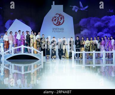 China Fashion week in Pékin - Zeng Fengfei (181102) -- BEIJING, 2 novembre 2018 -- le designer Zeng Fengfei accueille le public à son spectacle lors de la China Fashion week qui s'est tenue à Beijing, capitale de la Chine, le 1 novembre 2018.) (Gxn) CHINA-BEIJING-FASHION WEEK (CN) ChenxJianli PUBLICATIONxNOTxINxCHN Banque D'Images