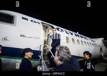 (181101) -- ATHÈNES, le 1 novembre 2018 -- le vice-premier ministre de l'ex-République yougoslave de Macédoine (ARYM) Bujar Osmani fait des vagues alors qu'il monte dans un avion pour Skopje à l'aéroport international d'Athènes, Athènes, Grèce, le 1 novembre 2018. Le vice-premier ministre grec des Affaires étrangères George Katrougalos et le vice-premier ministre de l'ARYM chargé des Affaires européennes Bujar Osmani ont inauguré jeudi un nouveau vol direct reliant Athènes et Skopje. ) GRÈCE-ATHÈNES-ARYM-SKOPJE-VOL DIRECT-INAUGURATION MARIOSXLOLOS PUBLICATIONXNOTXINXCHN Banque D'Images