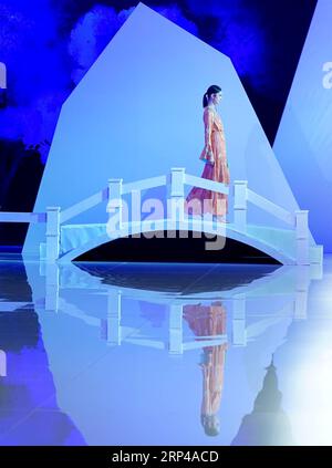 China Fashion week in Pékin - Zeng Fengfei (181102) -- BEIJING, 2 novembre 2018 -- Un mannequin présente une création du designer Zeng Fengfei lors de la China Fashion week qui s'est tenue à Beijing, capitale de la Chine, le 1 novembre 2018.) (Gxn) CHINA-BEIJING-FASHION WEEK (CN) ChenxJianli PUBLICATIONxNOTxINxCHN Banque D'Images