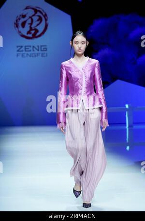 China Fashion week in Pékin - Zeng Fengfei (181102) -- BEIJING, 2 novembre 2018 -- Un mannequin présente une création du designer Zeng Fengfei lors de la China Fashion week qui s'est tenue à Beijing, capitale de la Chine, le 1 novembre 2018.) (Gxn) CHINA-BEIJING-FASHION WEEK (CN) ChenxJianli PUBLICATIONxNOTxINxCHN Banque D'Images