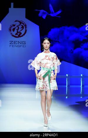 China Fashion week in Pékin - Zeng Fengfei (181102) -- BEIJING, 2 novembre 2018 -- Un mannequin présente une création du designer Zeng Fengfei lors de la China Fashion week qui s'est tenue à Beijing, capitale de la Chine, le 1 novembre 2018.) (Gxn) CHINA-BEIJING-FASHION WEEK (CN) ChenxJianli PUBLICATIONxNOTxINxCHN Banque D'Images