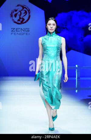 China Fashion week in Pékin - Zeng Fengfei (181102) -- BEIJING, 2 novembre 2018 -- Un mannequin présente une création du designer Zeng Fengfei lors de la China Fashion week qui s'est tenue à Beijing, capitale de la Chine, le 1 novembre 2018.) (Gxn) CHINA-BEIJING-FASHION WEEK (CN) ChenxJianli PUBLICATIONxNOTxINxCHN Banque D'Images