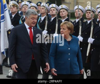 (181102) -- KIEV, le 2 novembre 2018 -- le président ukrainien Petro Porochenko (G, avant) accueille la chancelière allemande Angela Merkel (D, avant) lors d'une cérémonie à Kiev, Ukraine, le 1 novembre 2018. Le président ukrainien Petro Porochenko a rencontré jeudi la chancelière allemande Angela Merkel pour discuter de la situation dans la région orientale du Donbass, a déclaré le service de presse présidentiel dans un communiqué. (yk) UKRAINE-KIEV-POROCHENKO-MERKEL-POLITICS Sergey PUBLICATIONxNOTxINxCHN Banque D'Images