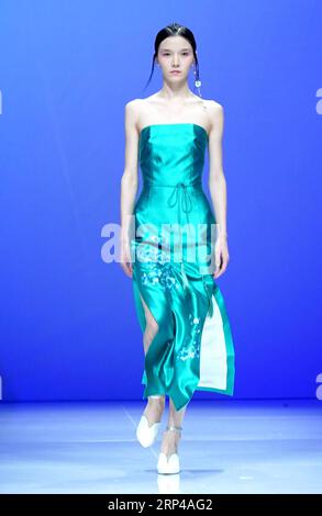 China Fashion week in Pékin - Zeng Fengfei (181102) -- BEIJING, 2 novembre 2018 -- Un mannequin présente une création du designer Zeng Fengfei lors de la China Fashion week qui s'est tenue à Beijing, capitale de la Chine, le 1 novembre 2018.) (Gxn) CHINA-BEIJING-FASHION WEEK (CN) ChenxJianli PUBLICATIONxNOTxINxCHN Banque D'Images