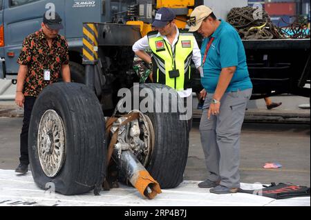 (181103) -- JAKARTA, le 3 novembre 2018 -- des membres du Comité national indonésien de la sécurité des transports (KNKT) vérifient les pneus du Lion Air JT 610 au port de Tanjung Priok, Jakarta, Indonésie, le 3 novembre 2018. .) (rh) INDONESIA-JAKARTA-LION AIR-JT 610 AGUNGxKUNCAHYAxB PUBLICATIONxNOTxINxCHN Banque D'Images
