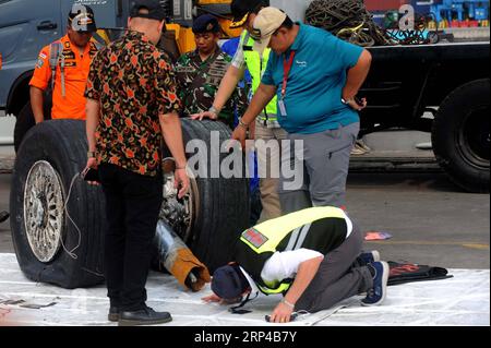(181103) -- JAKARTA, le 3 novembre 2018 -- des membres du Comité national indonésien de la sécurité des transports (KNKT) vérifient les pneus du Lion Air JT 610 au port de Tanjung Priok, Jakarta, Indonésie, le 3 novembre 2018. .) (rh) INDONESIA-JAKARTA-LION AIR-JT 610 AGUNGxKUNCAHYAxB PUBLICATIONxNOTxINxCHN Banque D'Images