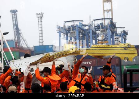 (181103) -- JAKARTA, le 3 novembre 2018 -- des membres de l'équipe indonésienne de recherche et sauvetage (SAR) transportent des débris de Lion Air JT 610 au port de Tanjung Priok, Jakarta, Indonésie, le 3 novembre 2018. .) (rh) INDONESIA-JAKARTA-LION AIR-JT 610 AGUNGxKUNCAHYAxB PUBLICATIONxNOTxINxCHN Banque D'Images