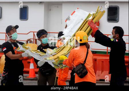 (181103) -- JAKARTA, le 3 novembre 2018 -- des membres de l'équipe indonésienne de recherche et sauvetage (SAR) transportent des débris de Lion Air JT 610 au port de Tanjung Priok, Jakarta, Indonésie, le 3 novembre 2018. .) (rh) INDONESIA-JAKARTA-LION AIR-JT 610 AGUNGxKUNCAHYAxB PUBLICATIONxNOTxINxCHN Banque D'Images