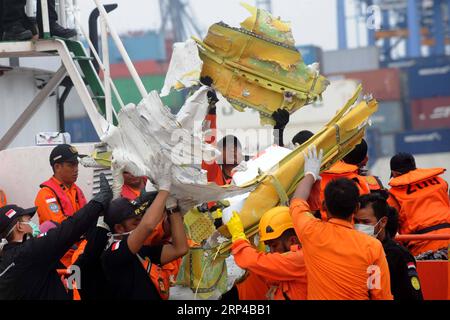 (181103) -- JAKARTA, le 3 novembre 2018 -- des membres de l'équipe indonésienne de recherche et sauvetage (SAR) transportent des débris de Lion Air JT 610 au port de Tanjung Priok, Jakarta, Indonésie, le 3 novembre 2018. .) (rh) INDONESIA-JAKARTA-LION AIR-JT 610 AGUNGxKUNCAHYAxB PUBLICATIONxNOTxINxCHN Banque D'Images