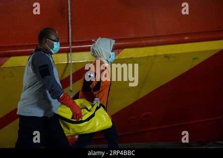 (181103) -- JAKARTA, le 3 novembre 2018 -- des membres de l'équipe de recherche et sauvetage (SAR) transportent des parties du corps de victimes de l'accident du Lion Air JT 610 au port de Tanjung Priok à Jakarta, Indonésie, le 3 novembre 2018. Samedi, l'équipe de sauvetage a détecté à nouveau le son d'un localisateur ping installé à l'enregistreur vocal du cockpit (CVR) de l'avion qui est descendu lundi dans les eaux au large de l'ouest de l'Indonésie, ont déclaré les responsables. (HY) INDONESIA-JAKARTA-LION AIR-JT 610-S'EST ÉCRASÉ AGUNGXKUNCAHYAXB. PUBLICATIONxNOTxINxCHN Banque D'Images