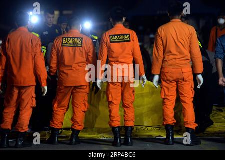 (181103) -- JAKARTA, le 3 novembre 2018 -- des membres de la police médico-légale indonésienne vérifient des parties du corps des victimes de l'accident du Lion Air JT 610 au port de Tanjung Priok à Jakarta, Indonésie, le 3 novembre 2018. Samedi, l'équipe de sauvetage a détecté à nouveau le son d'un localisateur ping installé à l'enregistreur vocal du cockpit (CVR) de l'avion qui est descendu lundi dans les eaux au large de l'ouest de l'Indonésie, ont déclaré les responsables. (HY) INDONESIA-JAKARTA-LION AIR-JT 610-S'EST ÉCRASÉ AGUNGXKUNCAHYAXB. PUBLICATIONxNOTxINxCHN Banque D'Images