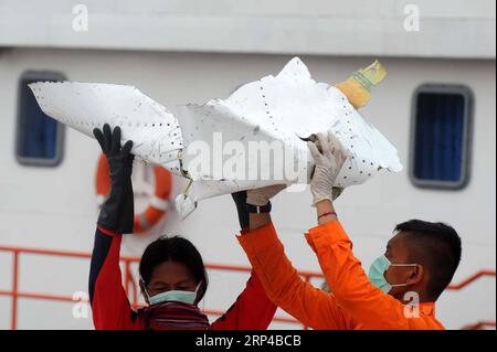 (181103) -- JAKARTA, le 3 novembre 2018 -- des membres de l'équipe indonésienne de recherche et sauvetage (SAR) transportent des débris de Lion Air JT 610 au port de Tanjung Priok, Jakarta, Indonésie, le 3 novembre 2018. .) (rh) INDONESIA-JAKARTA-LION AIR-JT 610 AGUNGxKUNCAHYAxB PUBLICATIONxNOTxINxCHN Banque D'Images
