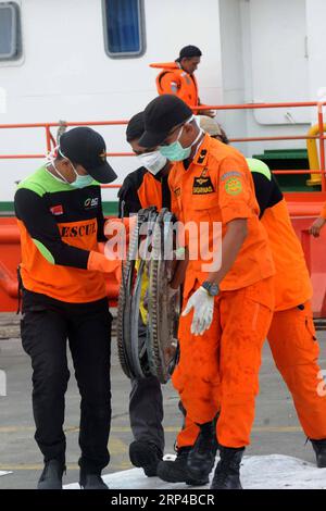 (181103) -- JAKARTA, le 3 novembre 2018 -- des membres de l'équipe indonésienne de recherche et sauvetage (SAR) transportent des débris de Lion Air JT 610 au port de Tanjung Priok, Jakarta, Indonésie, le 3 novembre 2018. .) (rh) INDONESIA-JAKARTA-LION AIR-JT 610 AGUNGxKUNCAHYAxB PUBLICATIONxNOTxINxCHN Banque D'Images