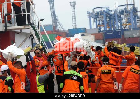 (181103) -- JAKARTA, le 3 novembre 2018 -- des membres de l'équipe indonésienne de recherche et sauvetage (SAR) transportent des débris de Lion Air JT 610 au port de Tanjung Priok, Jakarta, Indonésie, le 3 novembre 2018. .) (rh) INDONESIA-JAKARTA-LION AIR-JT 610 AGUNGxKUNCAHYAxB PUBLICATIONxNOTxINxCHN Banque D'Images
