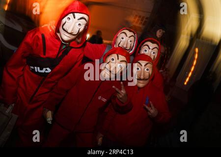 (181104) -- PÉKIN, 4 novembre 2018 -- des gens prennent part à un défilé d'Halloween à Bruxelles, Belgique, le 31 octobre 2018.) XINHUA PHOTO CHOIX HEBDOMADAIRES ZhengxHuansong PUBLICATIONxNOTxINxCHN Banque D'Images