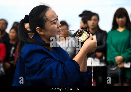 (181104) -- PÉKIN, 4 novembre 2018 -- Une femme participe à un concours de liage de crabe dans le comté de Sihong, province de Jiangsu, dans l est de la Chine, le 3 novembre 2018.) XINHUA PHOTO CHOIX HEBDOMADAIRES LixXiang PUBLICATIONxNOTxINxCHN Banque D'Images