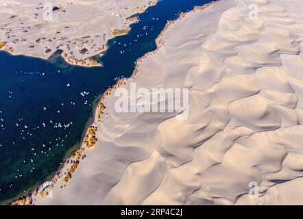 (181104) -- PÉKIN, 4 novembre 2018 -- une photo aérienne montre le paysage du lac Lop et du désert de Taklimakan dans le comté de Yuli, dans la région autonome ouïgoure du Xinjiang du nord-ouest de la Chine, 30 octobre 2018.) XINHUA PHOTO CHOIX HEBDOMADAIRES Lixfei PUBLICATIONxNOTxINxCHN Banque D'Images