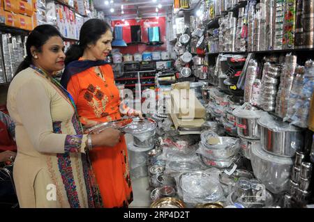 (181105) -- JAMMU, 5 novembre 2018 -- les gens achètent des ustensiles dans un magasin pendant le festival Dhanteras à Jammu, la capitale hivernale du Cachemire contrôlé par l'Inde, le 5 novembre 2018. Les fidèles hindous achètent des bijoux et des ustensiles à l'occasion de Dhanteras, qui est célébré avant Diwali, la fête hindoue des lumières. (psw) KASHMIR-JAMMU-DIWALI FESTIVAL Stringer PUBLICATIONxNOTxINxCHN Banque D'Images