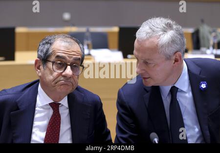 Actualités Bilder des Tages (181105) -- BRUXELLES, le 5 novembre 2018 -- le ministre italien des Finances Giovanni Tria (à gauche) et le ministre français des Finances Bruno le Maire (à droite) discutent lors d'une réunion des ministres des Finances de la zone euro à Bruxelles, Belgique, le 5 novembre 2018. ) (rh) BELGIQUE-BRUXELLES-EUROGROUPE-MINISTRE DES FINANCES-RÉUNION YexPingfan PUBLICATIONxNOTxINxCHN Banque D'Images