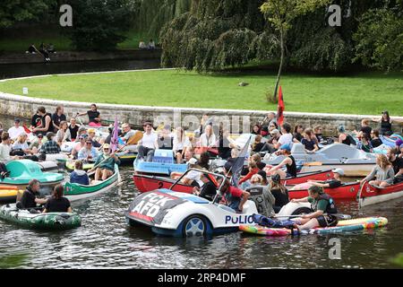 Hambourg, Allemagne. 03 septembre 2023. Avec des bateaux gonflables, des canoës et des pédalos sont les participants d'une démonstration sur les canaux d'Alster en chemin. Plusieurs dizaines de participants ont manifesté dimanche avec des bateaux gonflables sur l’Alster pour une redistribution des richesses dans la société. Ils ont mis leurs bateaux à l'eau près du pont de Krugkoppel à l'extrémité nord de l'Outer Alster et ont pagayé jusqu'à la rivière. Crédit : Bodo Marks/dpa/Alamy Live News Banque D'Images