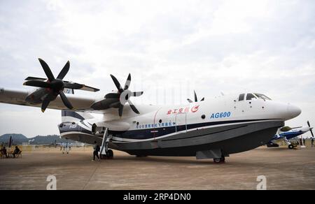 (181105) -- ZHUHAI, 5 novembre 2018 -- la photo prise le 5 novembre 2018 montre AG600, gros avions amphibies développés indépendamment en Chine, dans la zone d'exposition de la prochaine exposition internationale de l'aviation et de l'aérospatiale de la Chine à Zhuhai, dans la province du Guangdong du sud de la Chine. L'exposition est prévue du 6 au 11 novembre. ) (Gxn) CHINE-GUANGDONG-ZHUHAI-AVIATION ET AÉROSPATIALE EXPOSITION (CN) DengxHua PUBLICATIONxNOTxINxCHN Banque D'Images