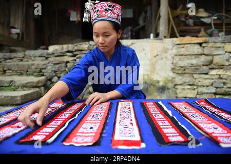 (181105) -- QIANDONGNAN, 5 novembre 2018 -- Yang Xinghe classe les décorations brodées pour les costumes Miao au village de Xinjiang dans le comté de Taijiang de Qiandongnan Miao et dans la préfecture autonome de Dong, province du Guizhou, au sud-ouest de la Chine, le 4 novembre 2018. Née avec une perte auditive, Yang Xinghe, 28 ans, est une femme du groupe ethnique Miao, qui est engagée dans la broderie Miao au village. Elle a appris la broderie de sa mère quand elle n'était qu'une enfant, et a été un maître bien connu localement maintenant. (Sxk) CHINA-GUIZHOU-QIANDONGNAN-BRODERIE (CN) LiuxKaifu PUBLICATIONxNOTxINxCHN Banque D'Images