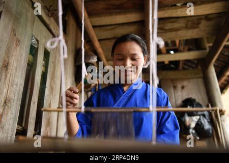 (181105) -- QIANDONGNAN, 5 novembre 2018 -- Yang Xinghe tisse dans le village de Xinjiang dans le comté de Taijiang de Qiandongnan Miao et la préfecture autonome de Dong, dans le sud-ouest de la Chine, province du Guizhou, le 4 novembre 2018. Née avec une perte auditive, Yang Xinghe, 28 ans, est une femme du groupe ethnique Miao, qui est engagée dans la broderie Miao au village. Elle a appris la broderie de sa mère quand elle n'était qu'une enfant, et a été un maître bien connu localement maintenant. (Sxk) CHINA-GUIZHOU-QIANDONGNAN-BRODERIE (CN) LiuxKaifu PUBLICATIONxNOTxINxCHN Banque D'Images