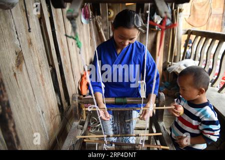 (181105) -- QIANDONGNAN, 5 novembre 2018 -- Yang Xinghe (L) tisse dans le village de Xinjiang, dans le comté de Taijiang de Qiandongnan Miao et la préfecture autonome de Dong, dans la province du Guizhou du sud-ouest de la Chine, le 4 novembre 2018. Née avec une perte auditive, Yang Xinghe, 28 ans, est une femme du groupe ethnique Miao, qui est engagée dans la broderie Miao au village. Elle a appris la broderie de sa mère quand elle n'était qu'une enfant, et a été un maître bien connu localement maintenant. (Sxk) CHINA-GUIZHOU-QIANDONGNAN-BRODERIE (CN) LiuxKaifu PUBLICATIONxNOTxINxCHN Banque D'Images